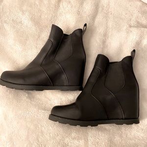 Universal Thread Wedged Booties